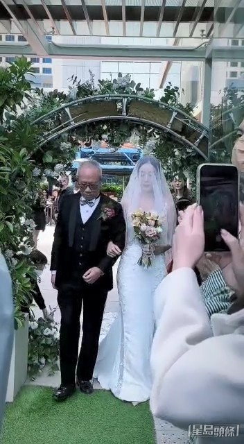 新娘子Vanilla蹺實爸爸進入婚禮現場。