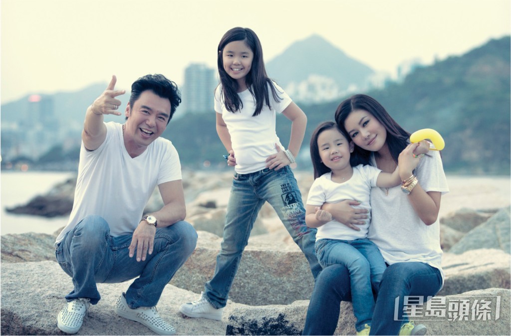 鍾鎮濤離婚後與女友范姜素貞同居,並在2004年及2010年誕下女兒鍾懿和鍾幗。