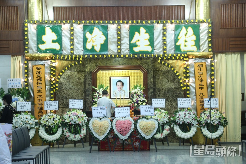 本叔的靈堂上擺放的3房家屬花圈,劉母花圈放正中位置。 