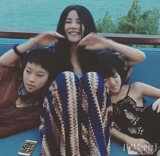 王菲與首任丈夫竇唯育有女兒竇靖童，與首二任丈夫李亞鵬育有女兒李嫣然。