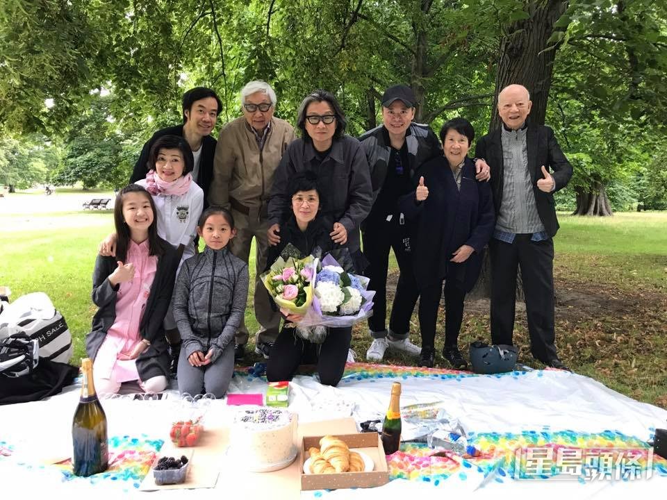 退休後定居泰國的陳銅民(後左二)仍為《泰國世界日報》執筆寫社論。