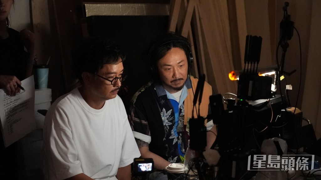 豪哥和Ronald在鏡頭後觀察學員表現。