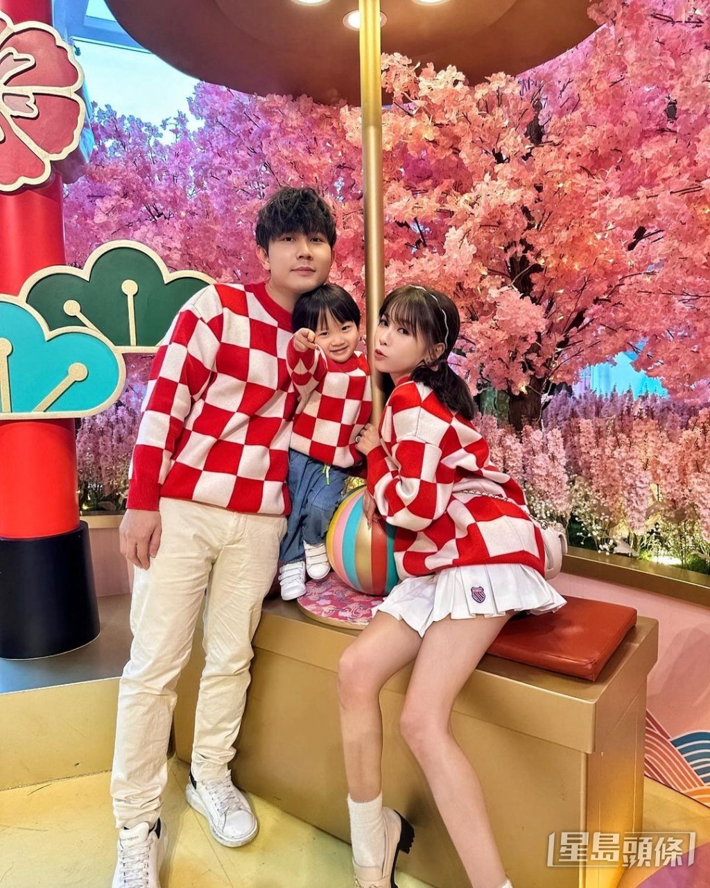 一家三口穿上家庭裝。