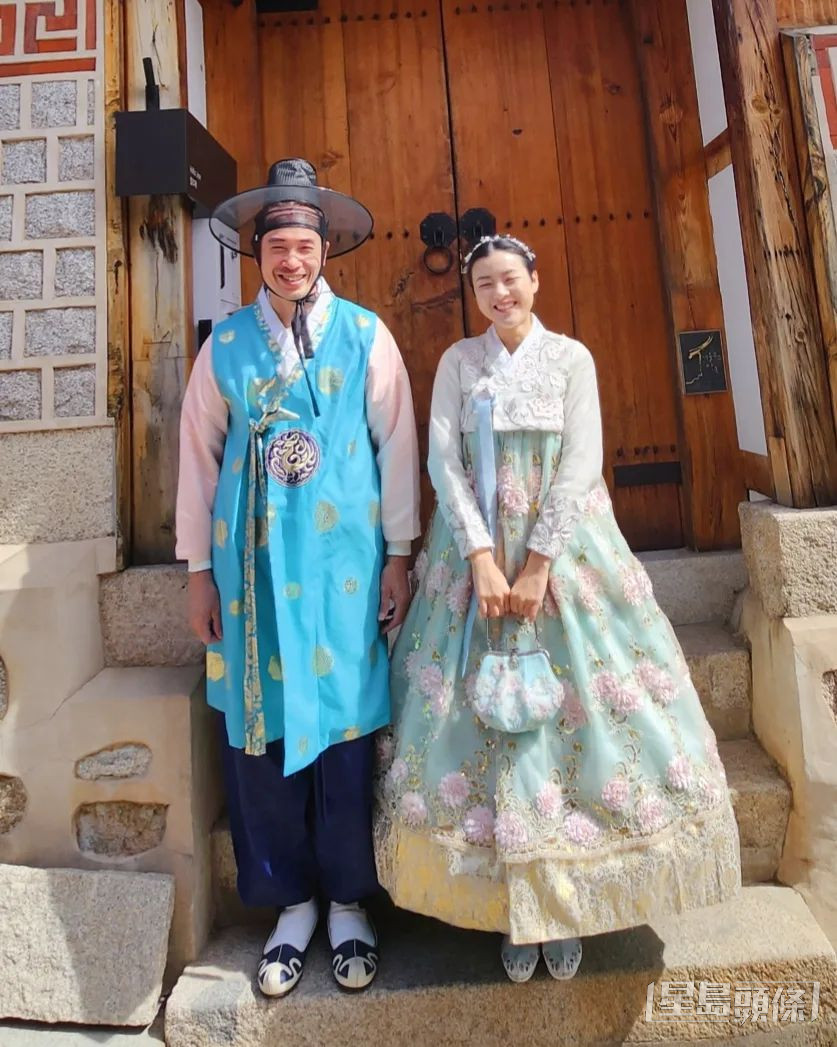 二人換上傳統韓服，笑得好燦爛。