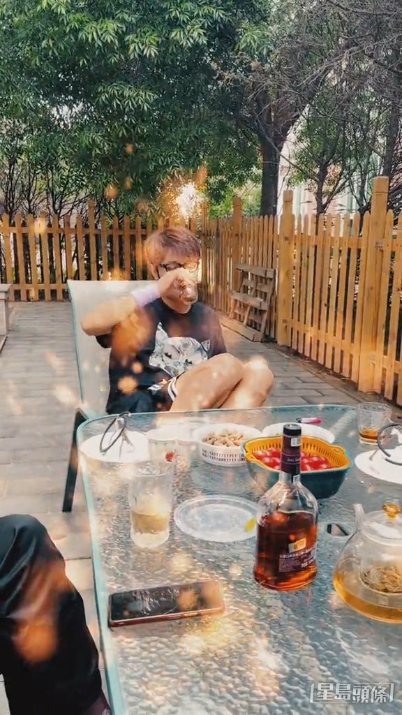 之後張丹峰跟友人飲酒,暢談甚歡。
