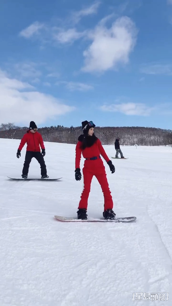 林作與裕美在日本滑雪時神同步。