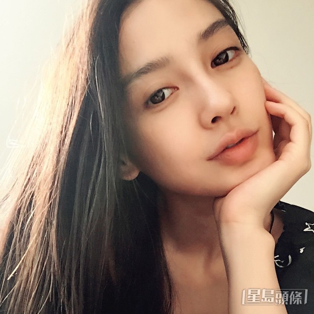 Angelababy曾簽過日本公司到日本做模特兒,又在周杰倫個唱上做過舞蹈員。