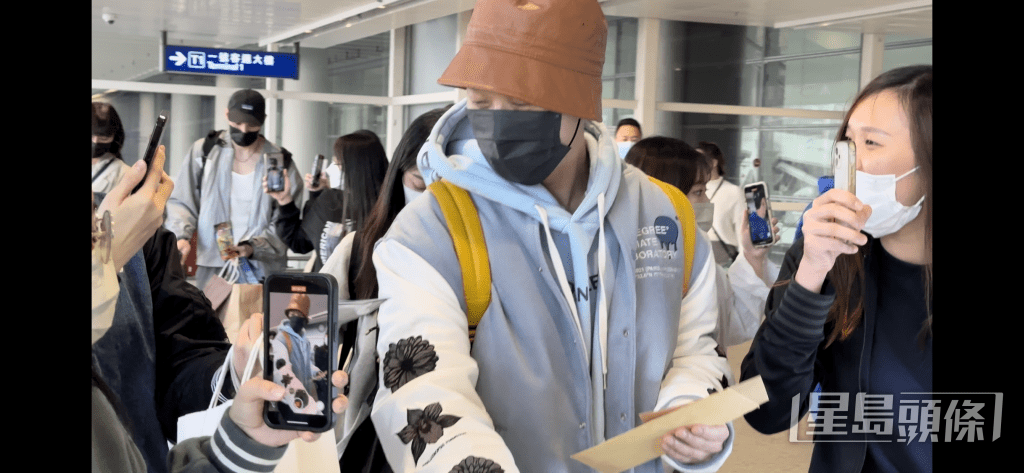 五堅情上月初首度訪港舉行簽唱會，抵港時吸引半百粉絲接機。