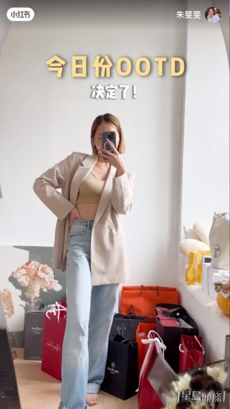 地下擺滿了一大堆名牌紙袋,窗台上更掛上Hermès包包。