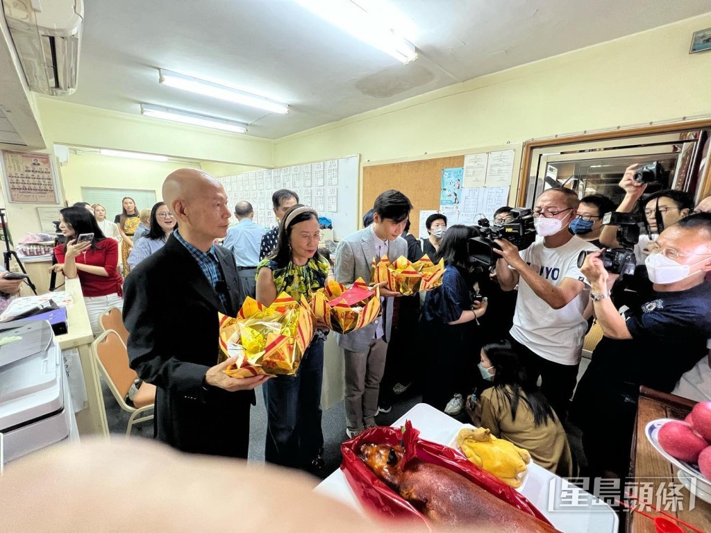 罗家英收第六个入门弟子，汪明荃陪同见证。