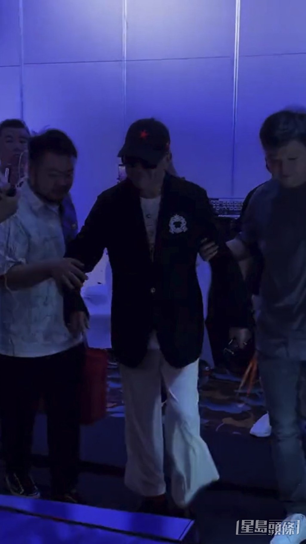 萬梓良早前在內地登台,上台前仍要人左右攙扶。