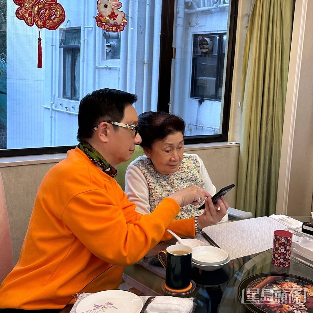與仙姐看手機，看來視力仍不錯。