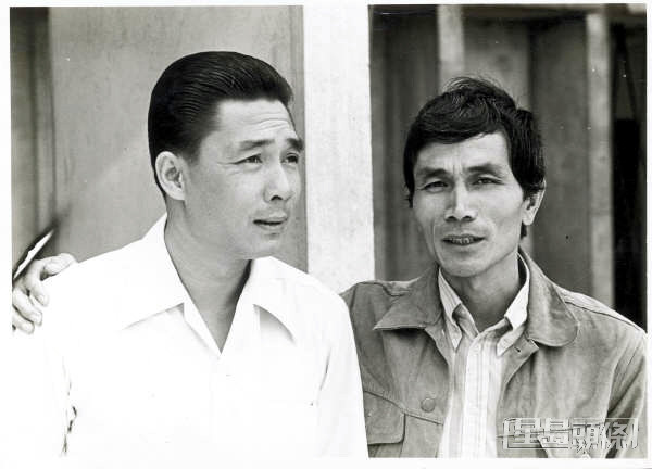 何鑑江（右）1972年首次參與衞星直播評述英格蘭足總盃決賽，1974年首次為無綫電視評述世界盃決賽直播。