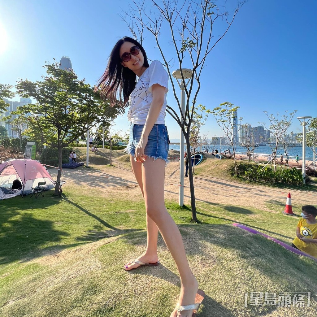 陳爽晒長腿。