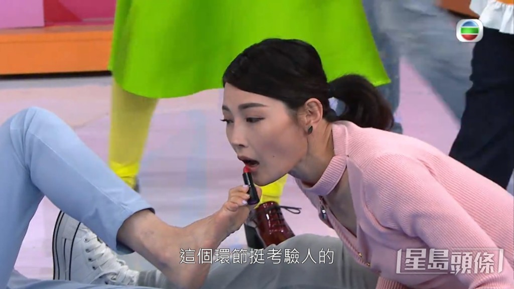 何芷姍的咀多次「錫」落姚瑩瑩隻腳。
