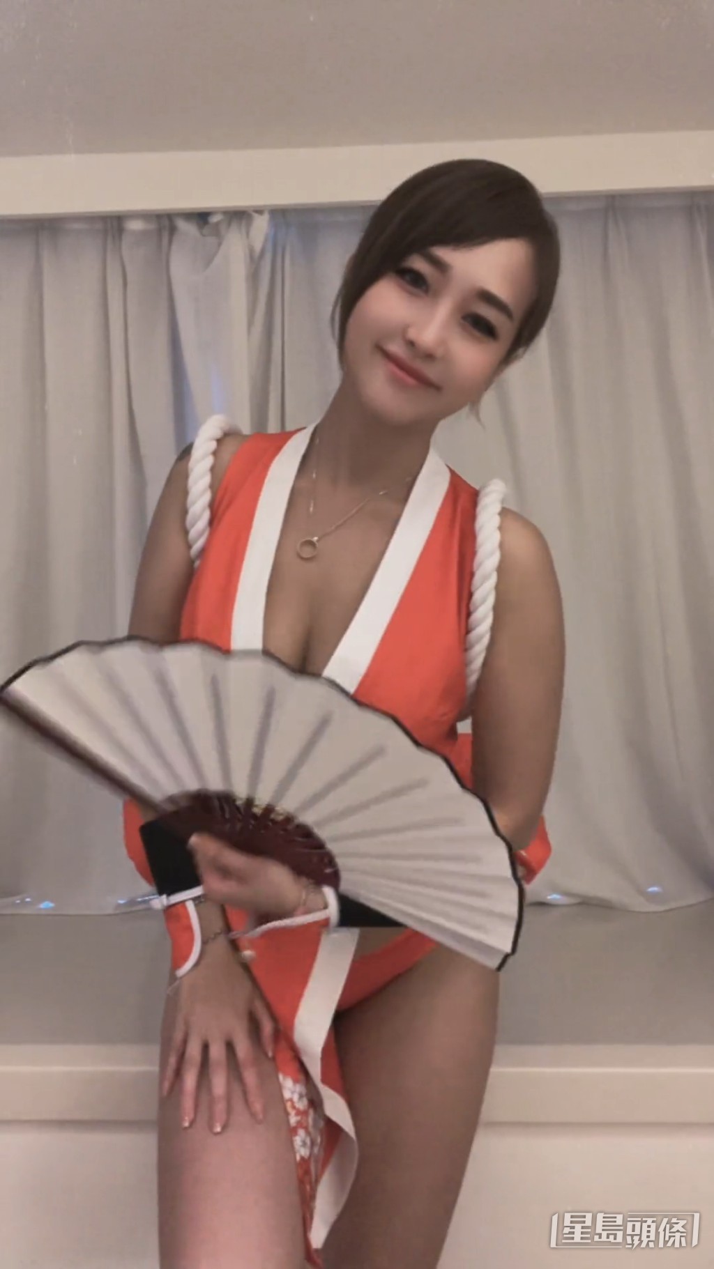 下半身僅穿高衩內褲。
