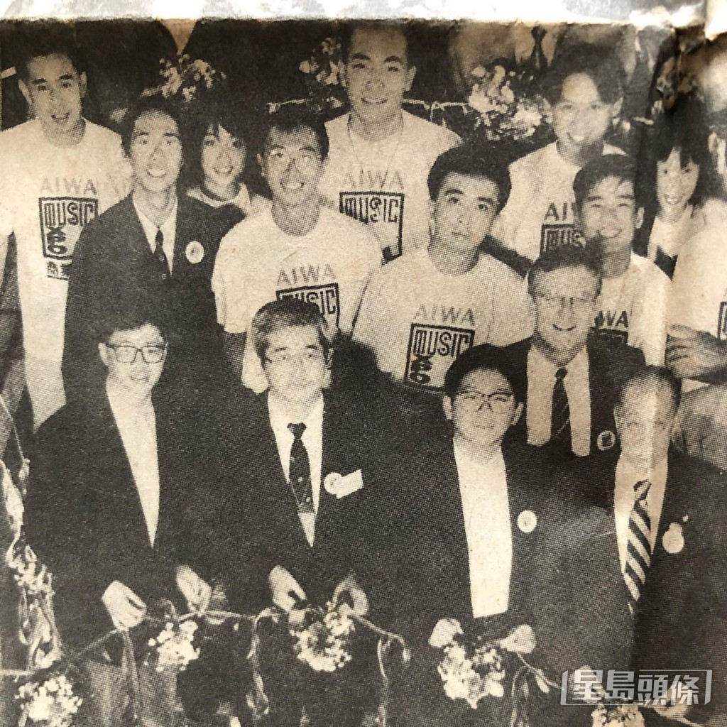 黄伟文（上排中）年轻时头发浓密、青靓白净，有网民指他撞样林保怡和韩国男团BIGBANG成员T.O.P！此外，相中亦见林海峰（中排右）和商台前高层俞琤（前排右二）的青涩样。