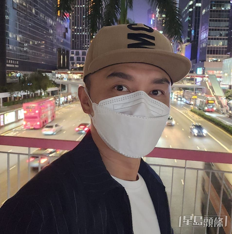 雖然楊明戴上口罩,但看來精神奕奕。