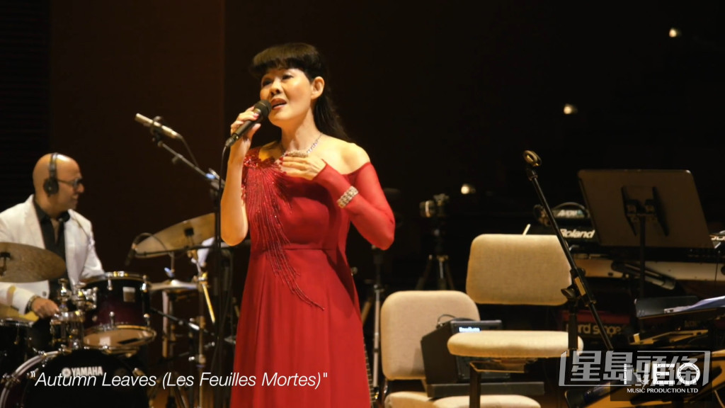 2016年10月，羅啟豪母親劉英（Anne Lew）曾舉辦《Moments with Anne》音樂會，當時羅啟豪也有上台獻唱歌曲《I Have Nothing》。