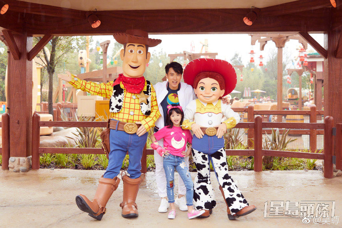 吴尊真系成日带两个小朋友去迪士尼。
