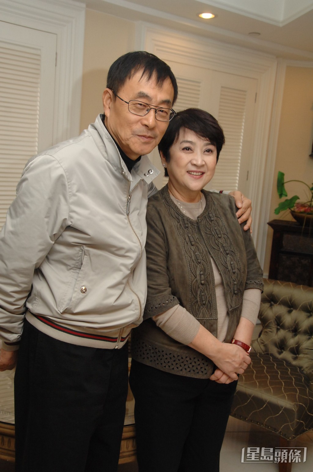 不過兩人沒有選擇分開生活，直至2015年才公開關係：「演了30多年夫妻，演到自己都忘了，我第一次結婚又離婚鬧得那麼大，不想再鬧大，面子問題吧！」