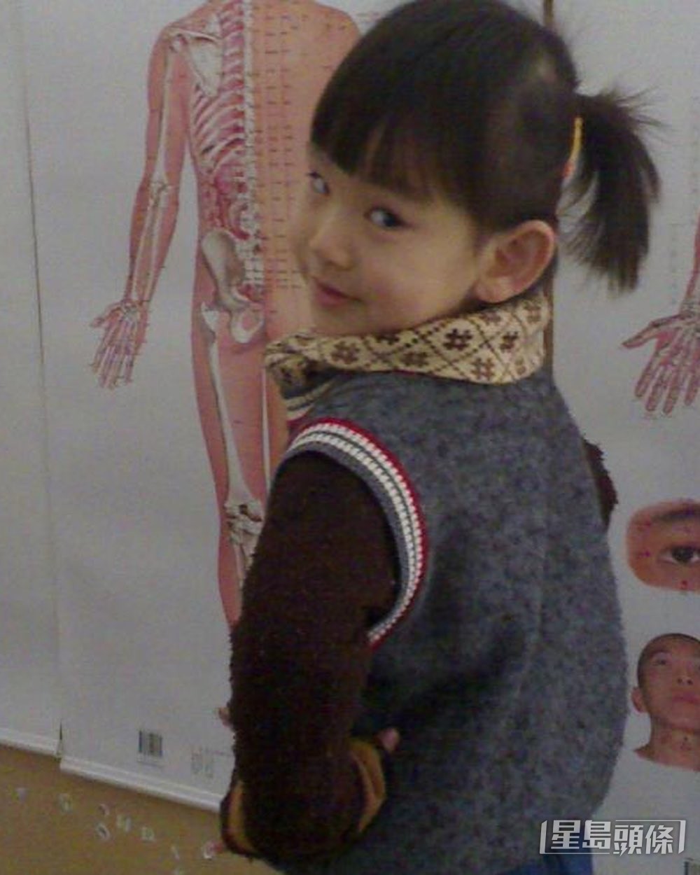 炎明熹自幼表情多多。