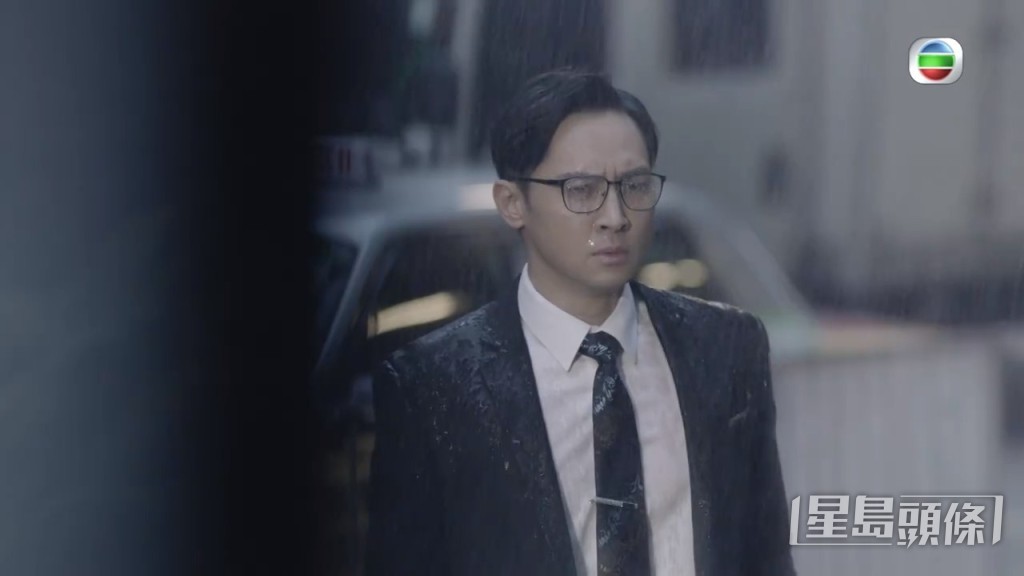 朱汇林指这个眼镜Look是由总监制刘家豪建议。