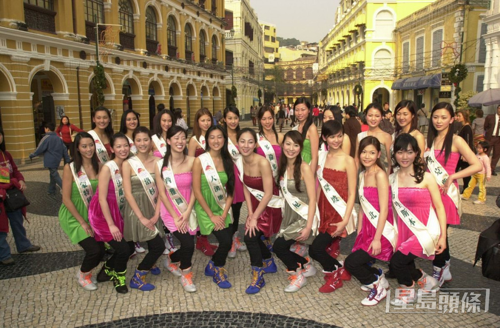 杨秀惠（前排右三）2003年参加马来西亚华裔小姐竞选夺冠，翌年来港参加国际华裔小姐。