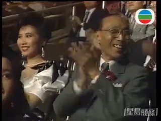 【1987年】要數台慶經典,怎能沒有「肥姐」沈殿霞踩雞蛋,全程步步驚心,之後還在雞蛋上穿過細小的呼啦圈!