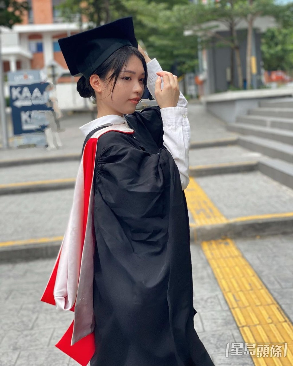 上月剛剛舉行畢業典禮，着上畢業袍的她別有一翻韻味。
