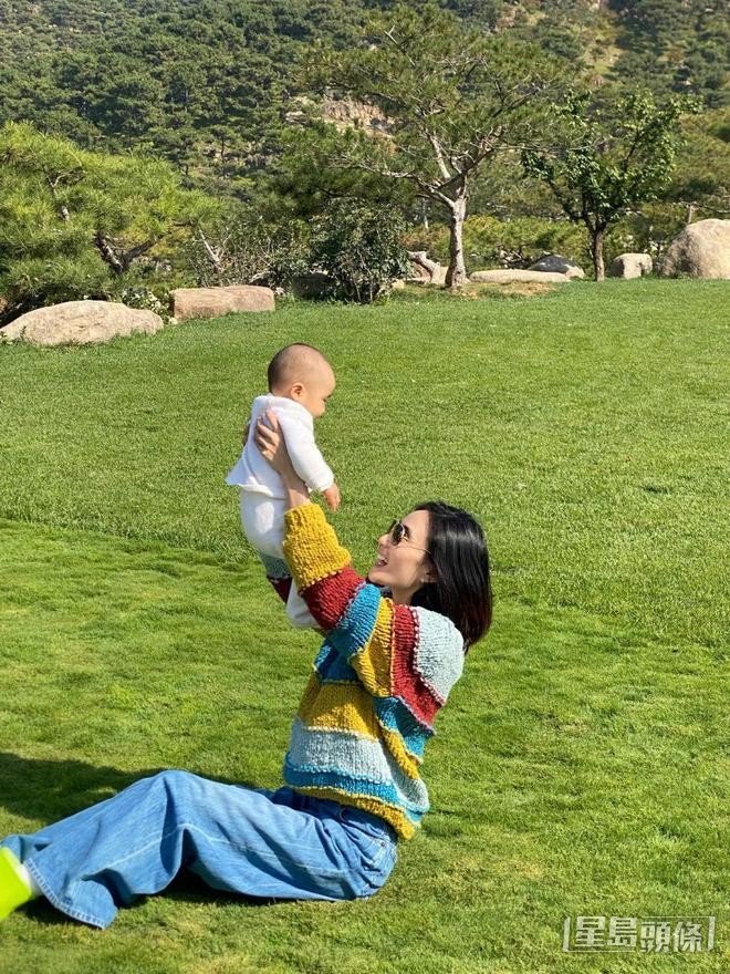之後公開了愛女正面。