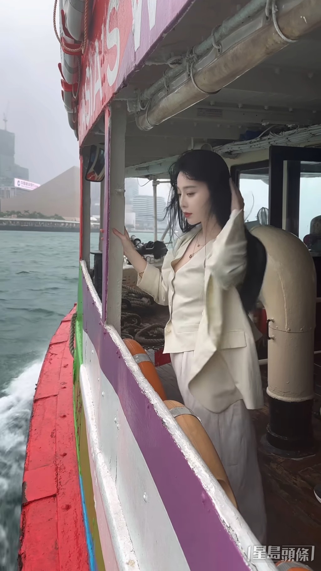 一手撥好頭髮，回復美貌。