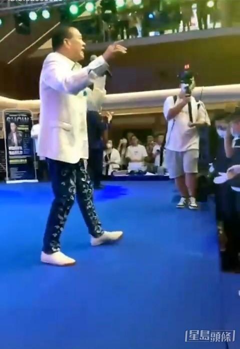 現場不少粉絲支持萬梓良,觀乎在場人士均戴口罩兼穿短袖,估計該影片於疫情間夏天拍攝。
