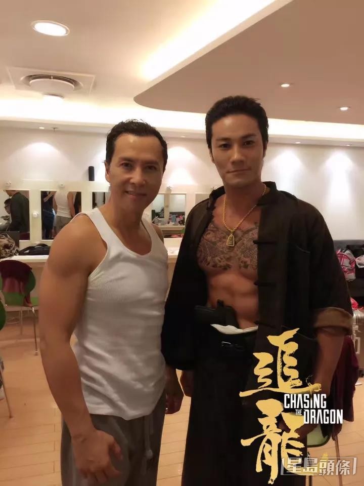 原來是有吸毒人士吸毒後產生幻覺,誤以為黃竣鋒在《追龍》飾演的「公仔強」是他堂叔,會對他家人不利因而犯案。