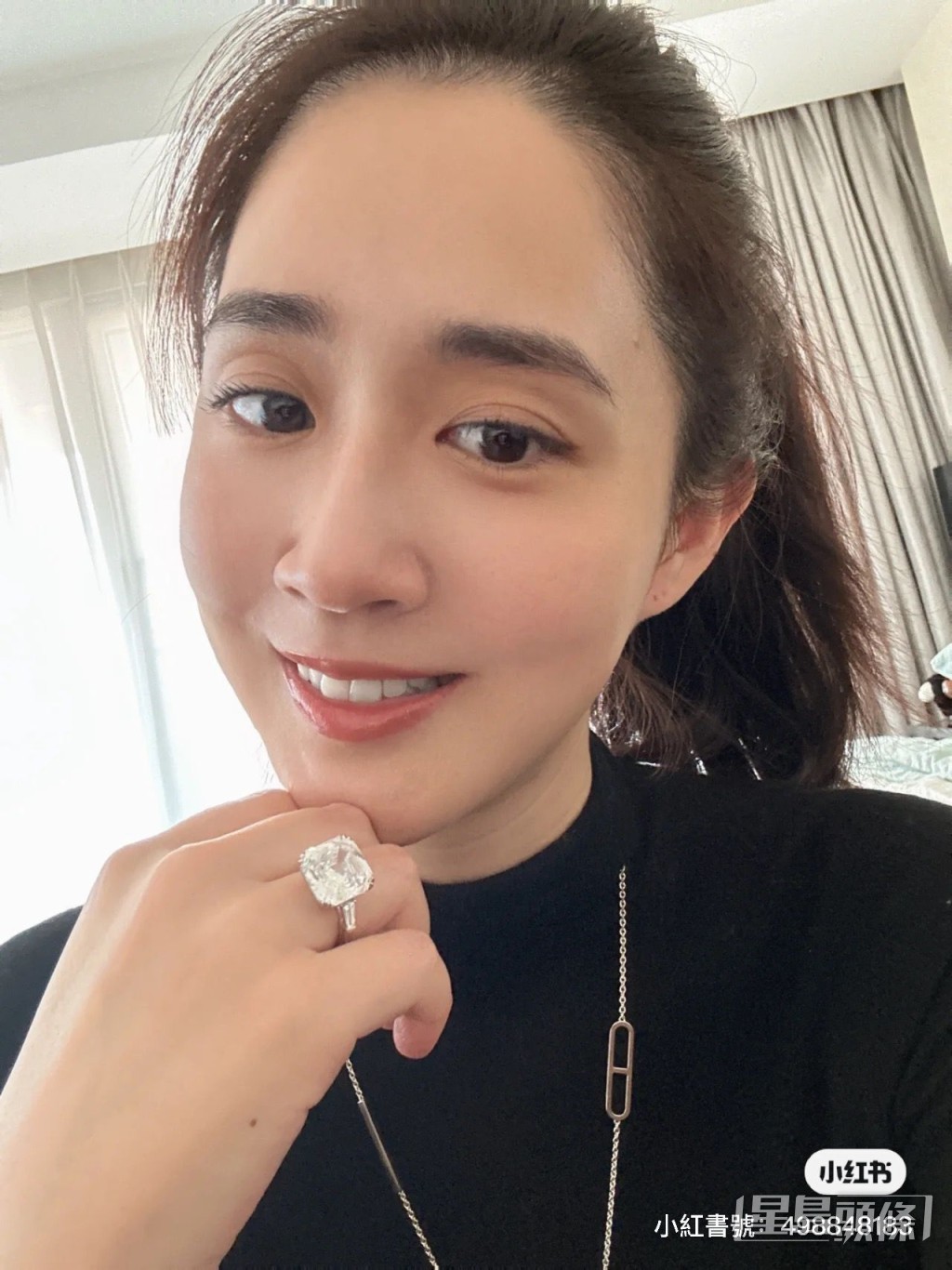 原來王妤嫻仲收到一隻約9卡的方形鑽戒!