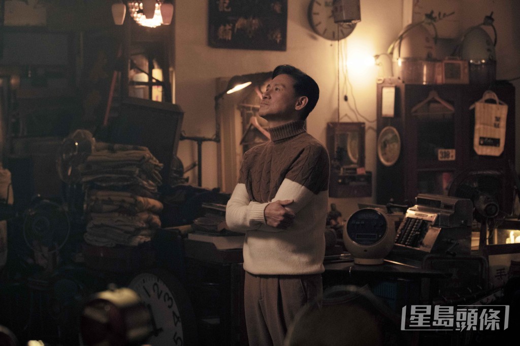 在獨唱版MV中，學友飾演一位古董店老闆。