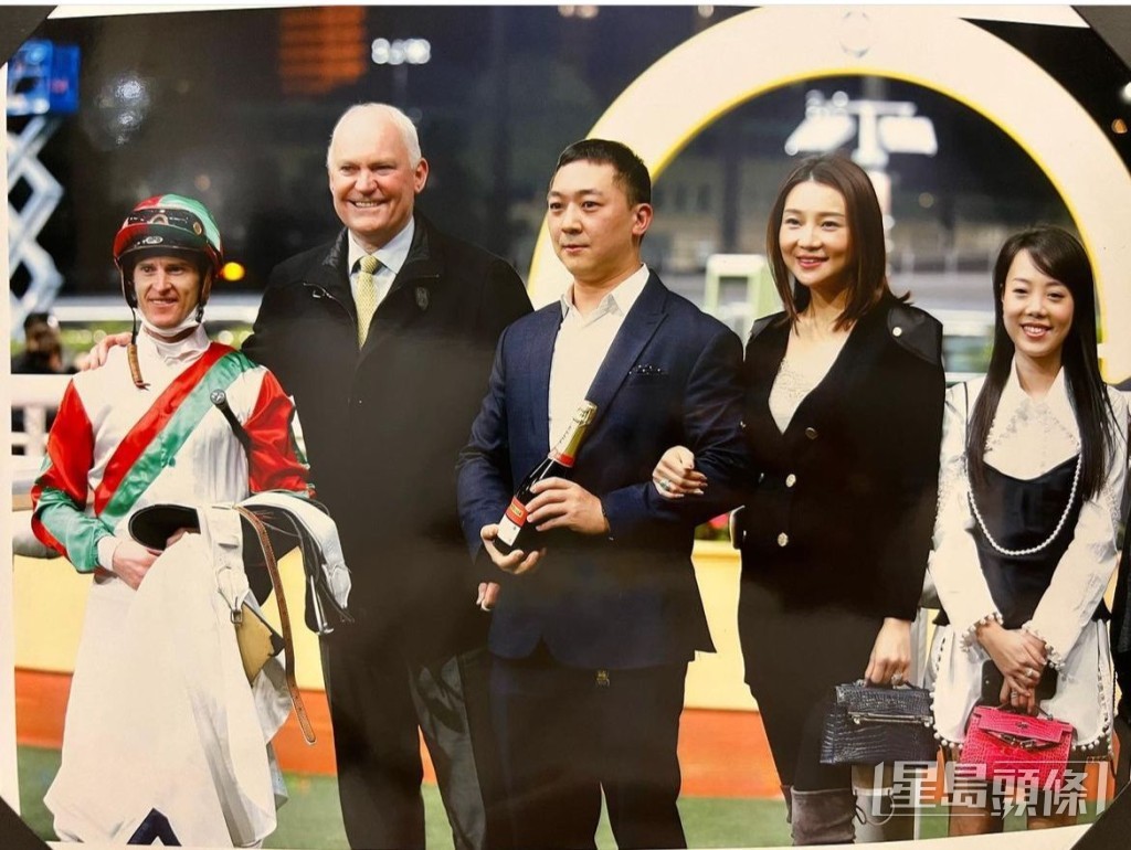 張珮汶陪老公何駿杰（中）拉頭馬。