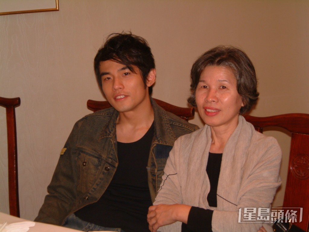 單親家庭長大的周杰倫與媽媽葉惠美關係要好,有指他曾將所有收入上繳。