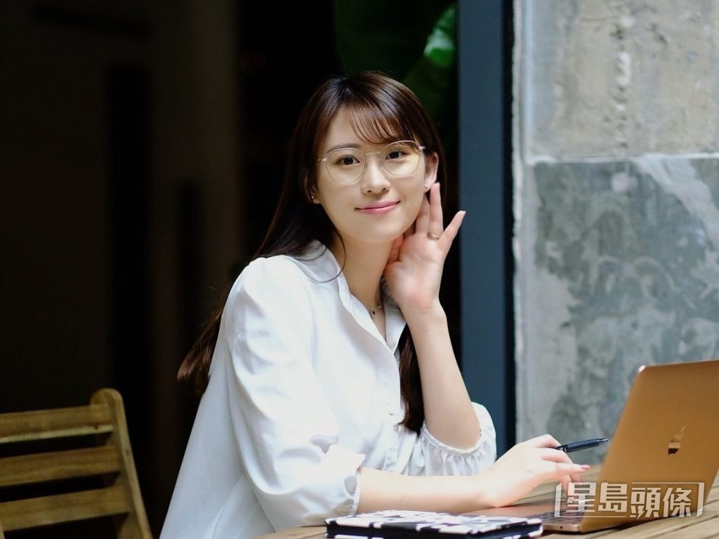 濱口愛子於廣告中戴上眼鏡，被指與老公吳業坤好有夫妻相。