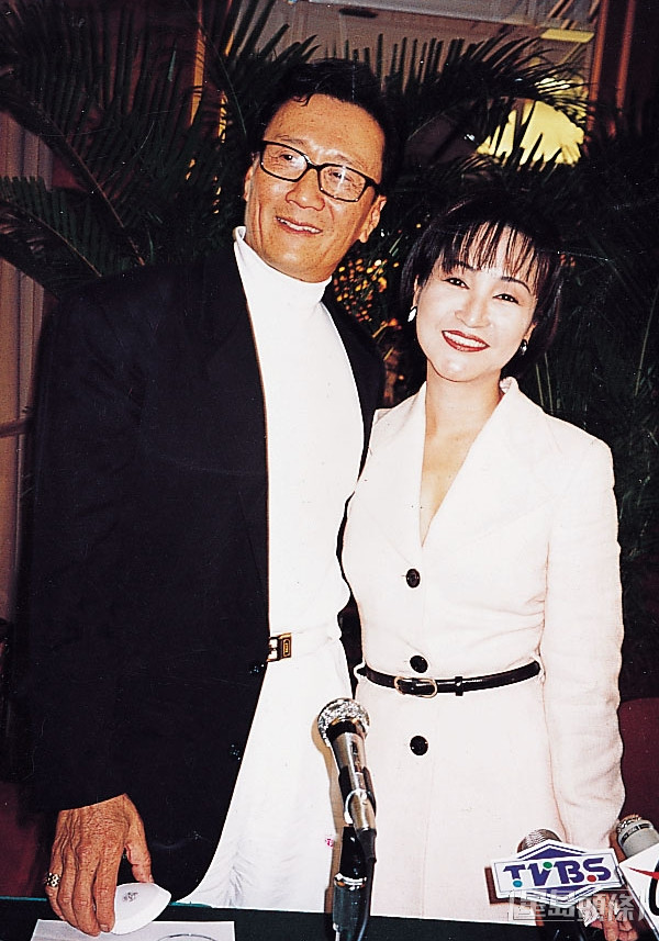 谢贤1978年初开始追求“拉姑”狄波拉，一年后两人共谐连理。