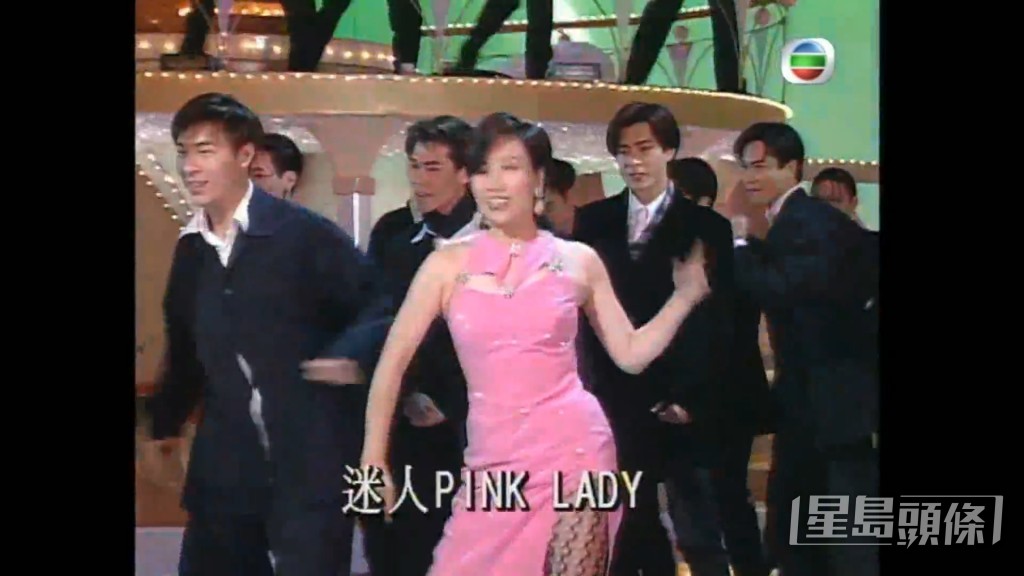 【1994年】要數經典唱歌畫面,一定有「阿姐」汪明荃表演《迷人Pink Lady》和《熱咖啡》,當時更有仍未晒黑的古天樂、許志安、張智霖、蘇永康、梁漢文等28位猛男伴舞!
