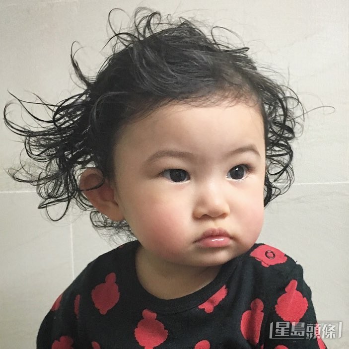 梁浸浸BB時期相當得意，成為當時最紅的星二代之一。