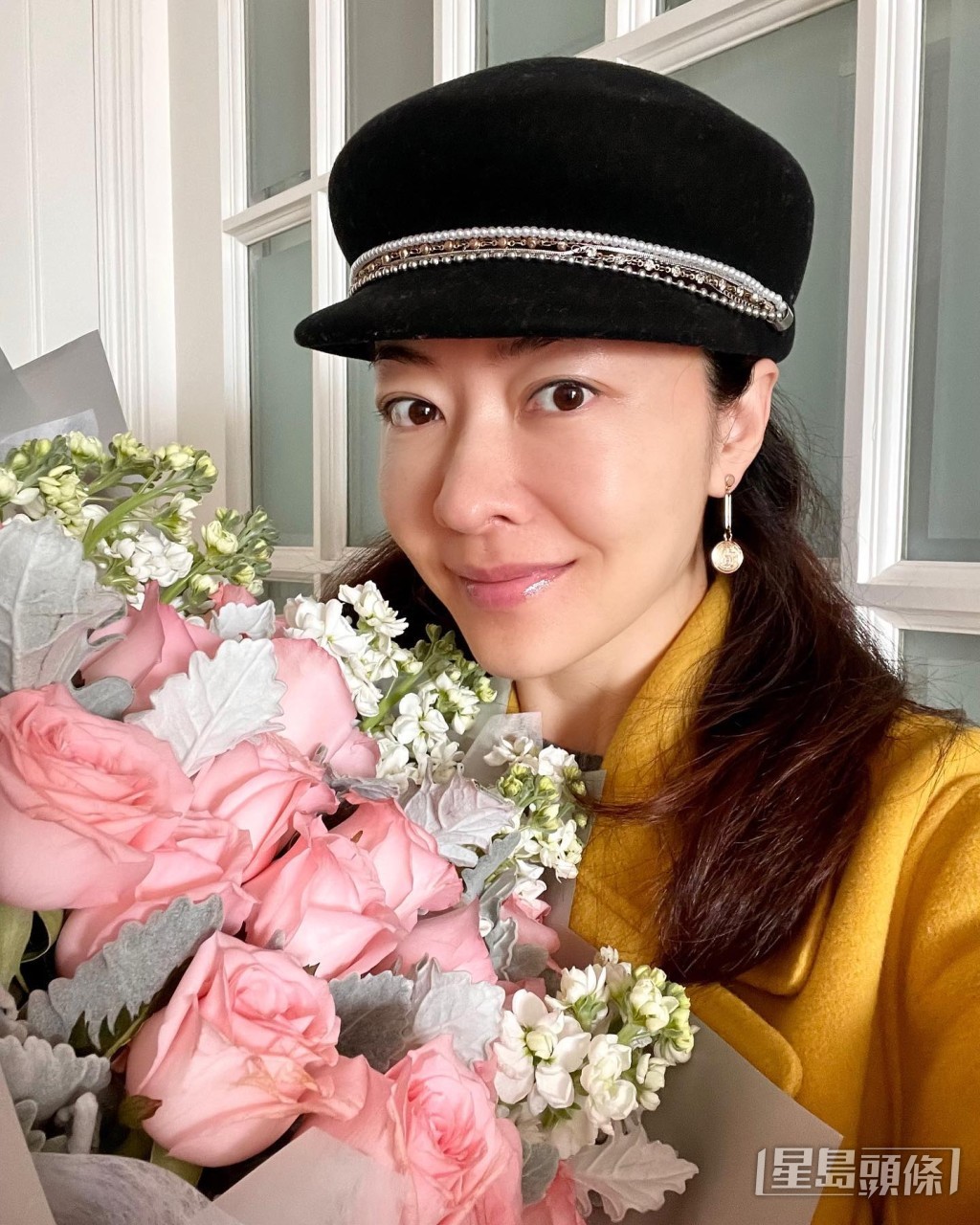 熊黛林在情人節貼出收花相。