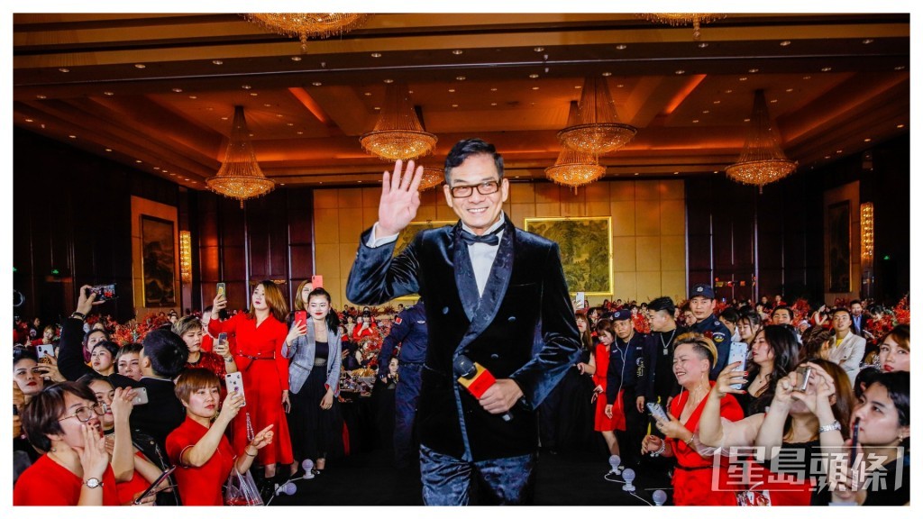李国麟近年积极打入内地市场，开设不同社交媒体帐户，更开始尝试直播带货。