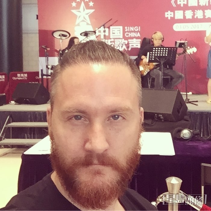 布偉傑演出《同事三分親》「韋一」一角而為人熟悉。