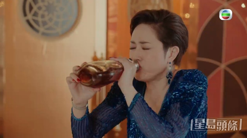 「媽媽生」沙律姐（陳法蓉飾）最終乾兩瓶烈酒平息事件。