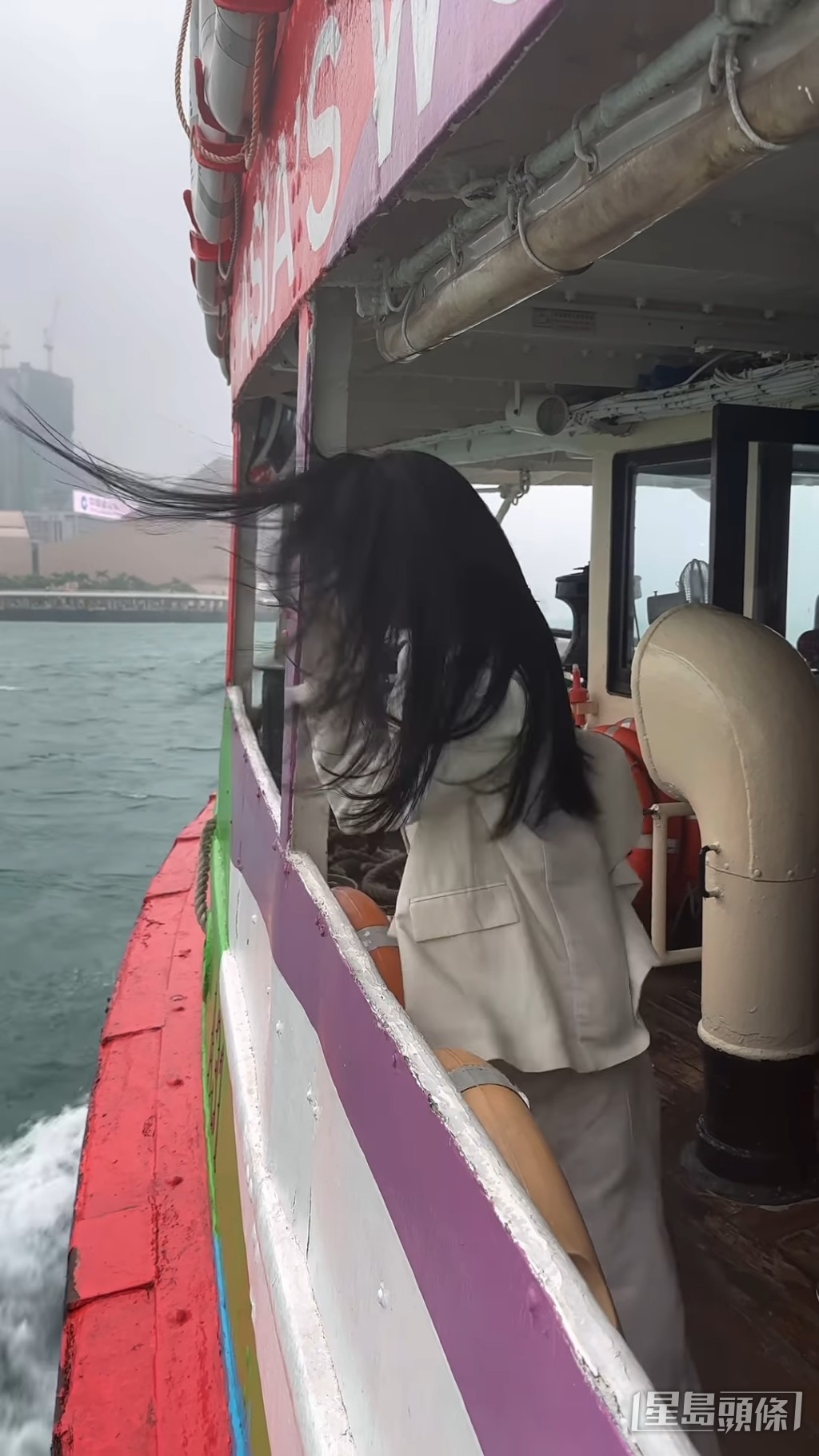 一陣風吹來，女神變女鬼。