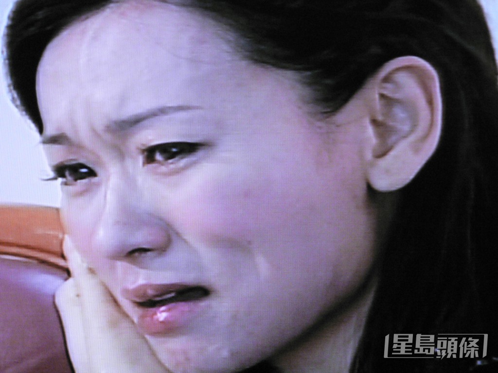 楊思琦為未婚生女嘅事喊晒。
