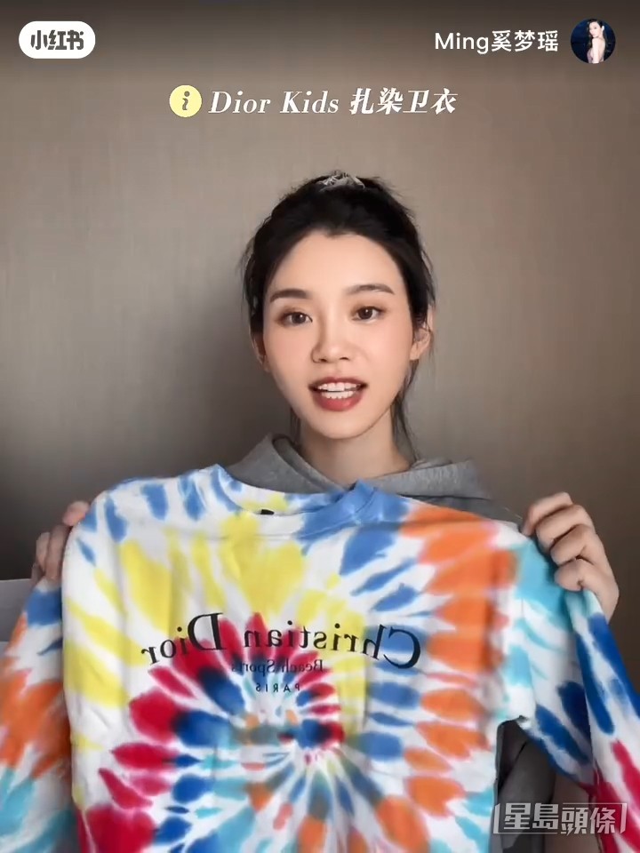 奚夢瑤曾在社交網大晒給子女的名牌。