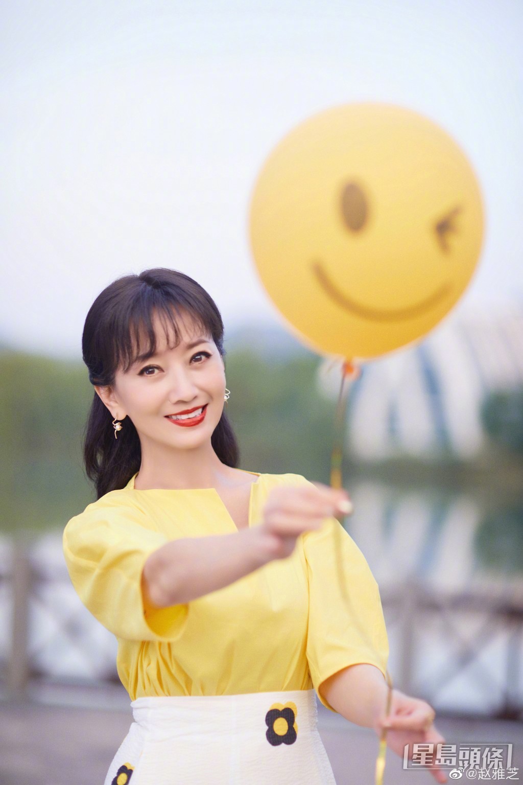 趙雅芝在微博貼玩氣球新相，67歲的她依然有少女味道。